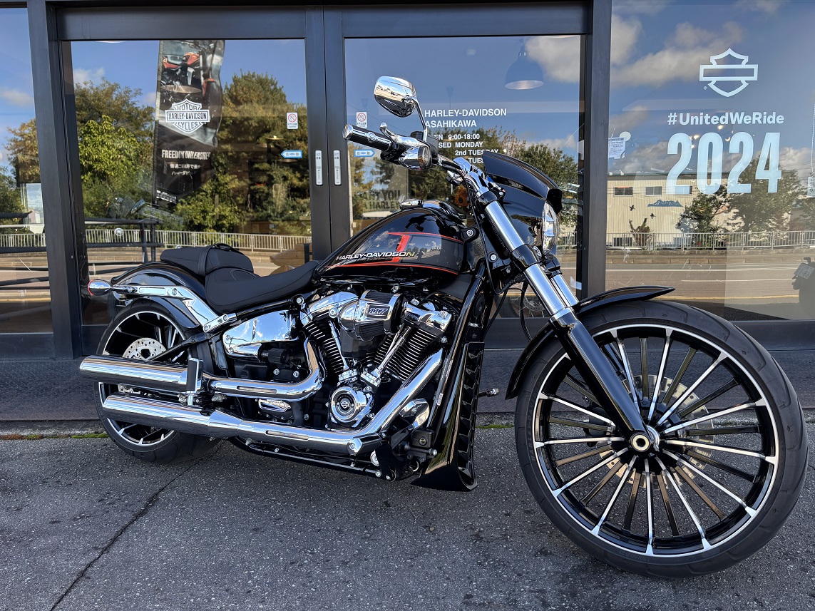 ハーレー2023年式ブレイクアウト　 中古エンブレム 排気量1923ccのミルウォーキーエイト117を搭載したハーレー2023